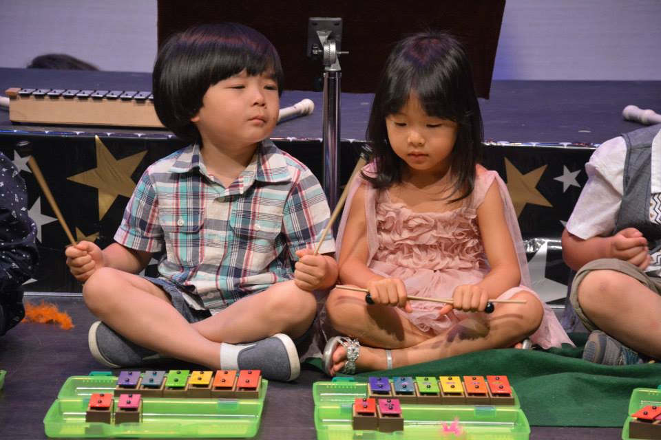 kids figuring out xylophones