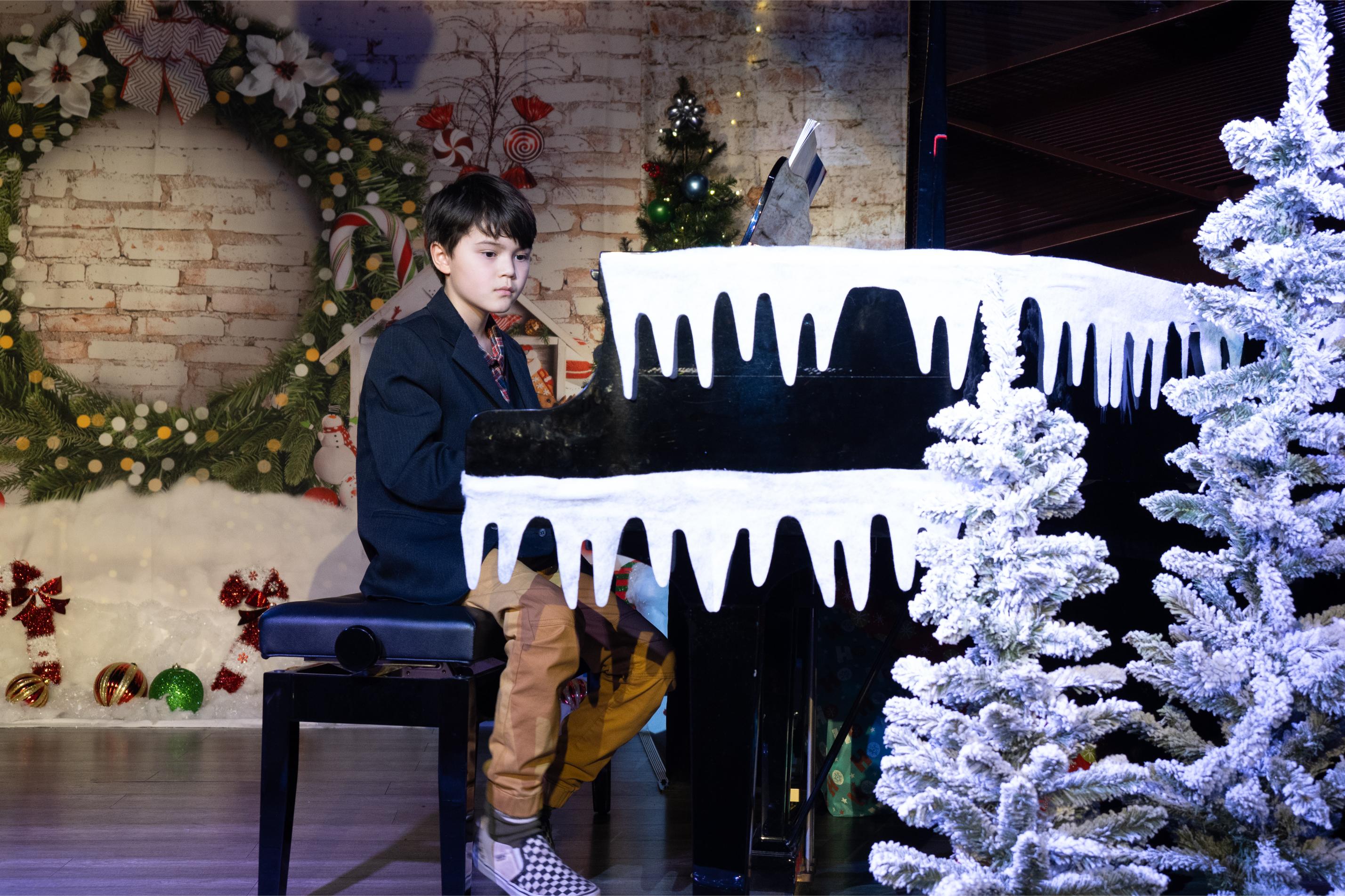 Young pianist performing Christmas melodie